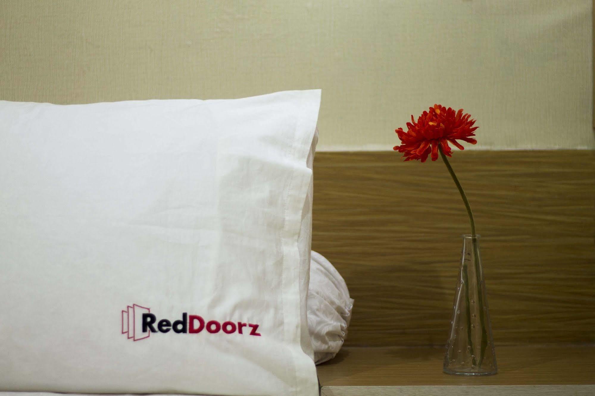 Hotel Reddoorz Near Pantai Jerman Kuta Lombok Exterior foto