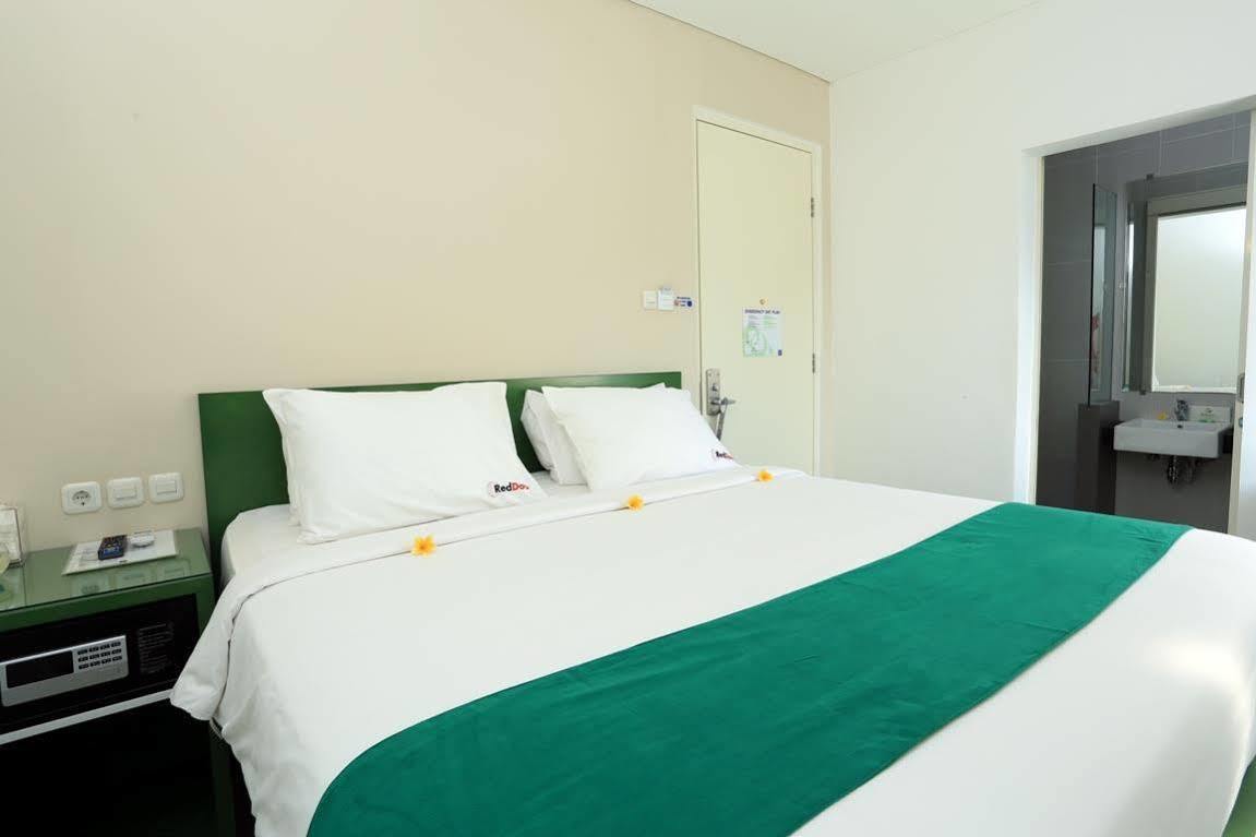 Hotel Reddoorz Near Pantai Jerman Kuta Lombok Exterior foto