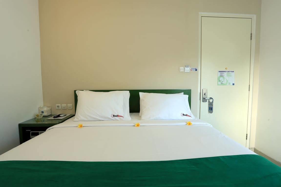 Hotel Reddoorz Near Pantai Jerman Kuta Lombok Exterior foto